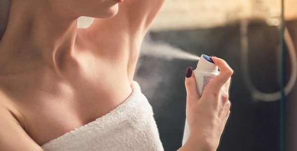 3 gabimet që bëni kur aplikoni deordorantin