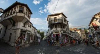 10 poezitë më të bukura shqiptare mbi dashurinë për Atdheun