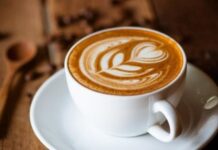 Stimulon sistemin nervor, por a shkakton kafeina makthe?