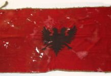 Pse Flamuri ynë e ka shqiponjën me dy krerë?