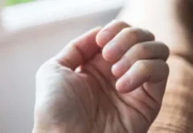 Pesë shenja që ju japin duart kur keni problem me tiroiden