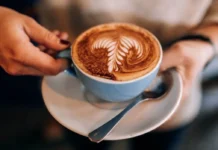 Doktori zbulon se kur duhet ta pini kafenë e fundit nëse doni të flini mirë