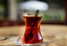 Përfitimet dhe efektet anësore nëse pini çdo ditë çaj të zi