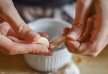 Çfarë ndodh në organizëm nëse hani një thelpi hudhër në darkë