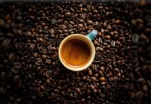 A e dini pse nuk duhet të pini kafe menjëherë pasi zgjoheni?