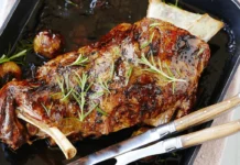 Qengj i pjekur ngadalë në furrë me hudhër dhe rozmarinë: Receta që mban aromë feste
