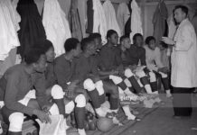 Kur Nigeria tronditi Anglinë duke luajtur futboll zbathur…