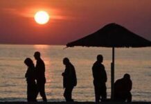 Mjekët paralajmërojnë: Kjo është ora më e rrezikshme për të dalë në diell gjatë verës