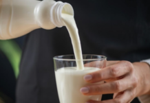 A duhet të pini kefir çdo ditë? Nutricionisti shpjegon përfitimet dhe sasinë e rekomanduar