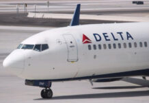 Panik në ajër, aeroplani g*ditet nga një fishekzjarr