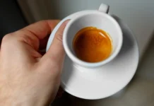 Çka ndodh kur pini kafe në barkun bosh?