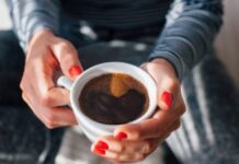 Çka ndodhë kur pini kafe në barkun bosh?