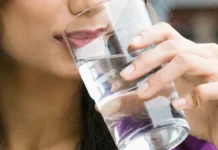 A ndihmon vërtet pirja e ujit sapo zgjohesh? Ja çfarë thonë ekspertët