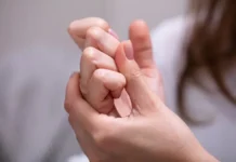 A është e dëmshme kërcitja e gishtave?