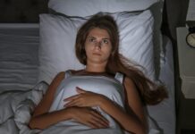 Shtriheni për të fjetur, por mendimet nuk ndalen? Këto 5 teknika mund ta qetësojnë mendjen para gjumit
