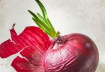 Qepa mund të përdoret edhe për flokët: Ja si përgatitet maska