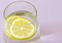 Uji me limon dhe spec të kuq: Çfarë duhet të dini për këtë pije?